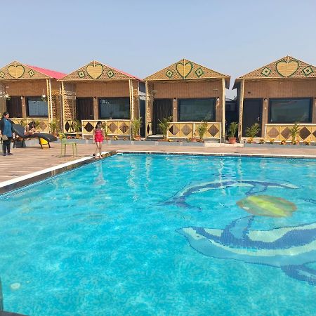 Midwaay Resort Patratu Екстериор снимка
